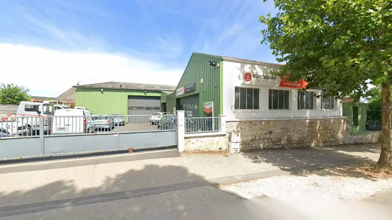 Vue de la rue devant Autentik’Auto GARAGE EUROREPAR, Chinon