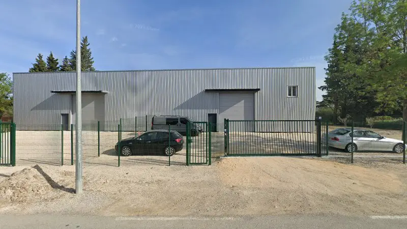 Vue de la rue devant TOP CARROSSERIE - PROVENCE ATELIER, Monteux