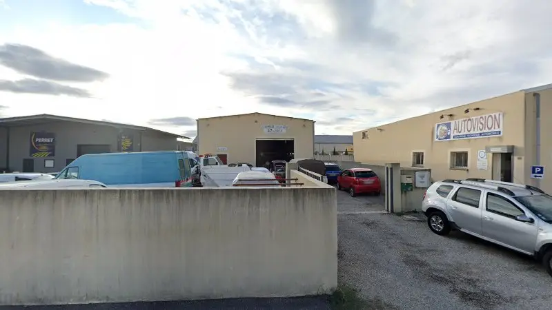 Vue de la rue devant Carrosserie-Catalina & Fils, Piolenc
