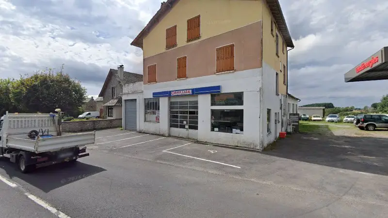 Vue de la rue devant Garage Cazal Quiers, Montsalvy