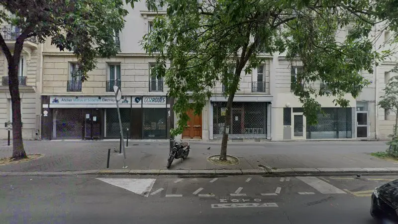 Vue de la rue devant International Car Service, Paris
