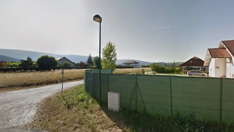 Vue de la rue devant Mon business, Vallières-sur-Fier