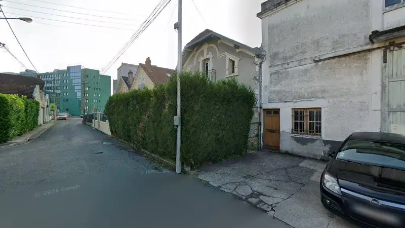 Vue de la rue devant Périgord Carrosserie Valens, Périgueux