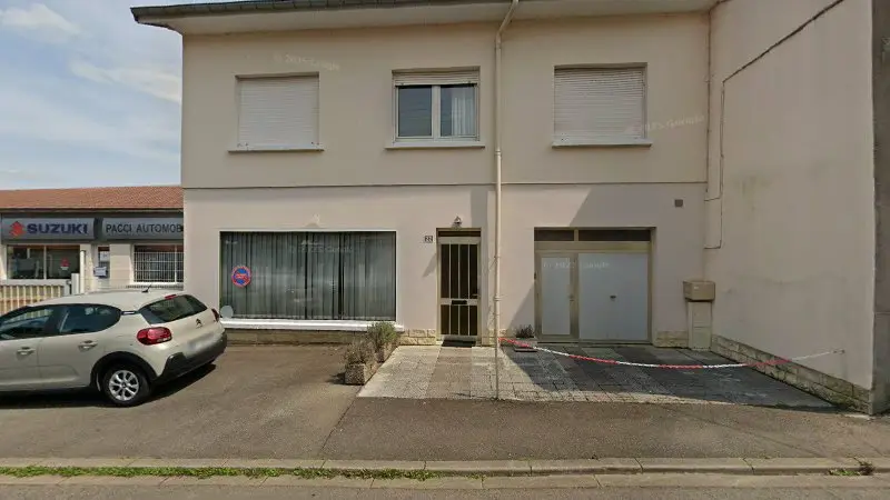 Vue de la rue devant Mitsubishi Motors Longwy, Mont-Saint-Martin