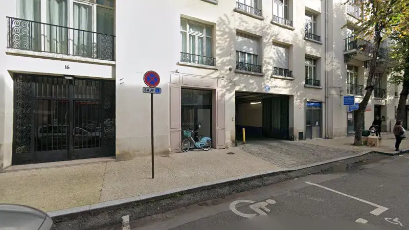 Vue de la rue devant SOC Grands Garage Bagatelle, Neuilly-sur-Seine