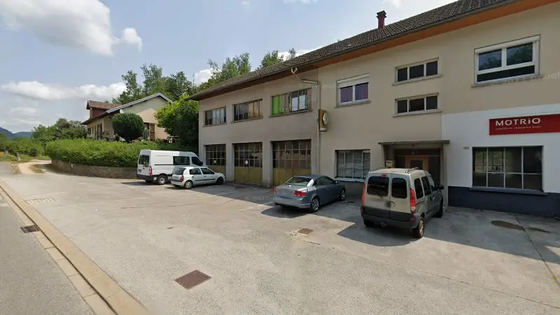 Vue de la rue devant Garage du Plateau 39 - Motrio, Coteaux du Lizon