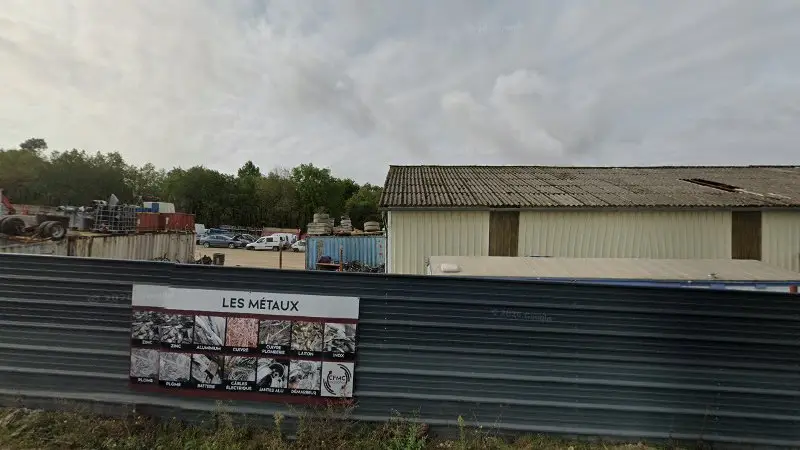 Vue de la rue devant Casse fer metaux charentaise, Brie-sous-Barbezieux