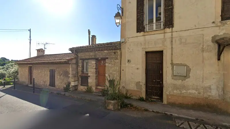 Vue de la rue devant PORSCHE RESTAURATION, Tourrettes-sur-Loup