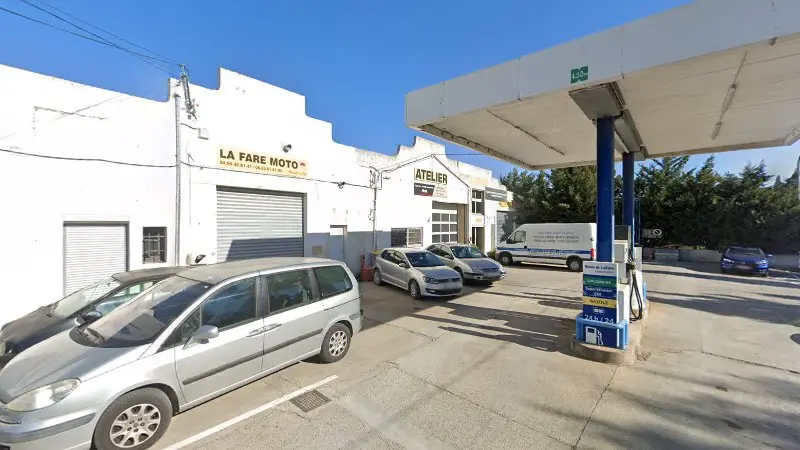Vue de la rue devant Carrosserie Du Soleil, La Fare-les-Oliviers