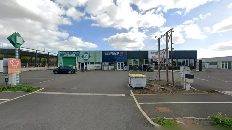 Vue de la rue devant DEKRA Technical Inspection Center, Saint-Jean-d'Angély