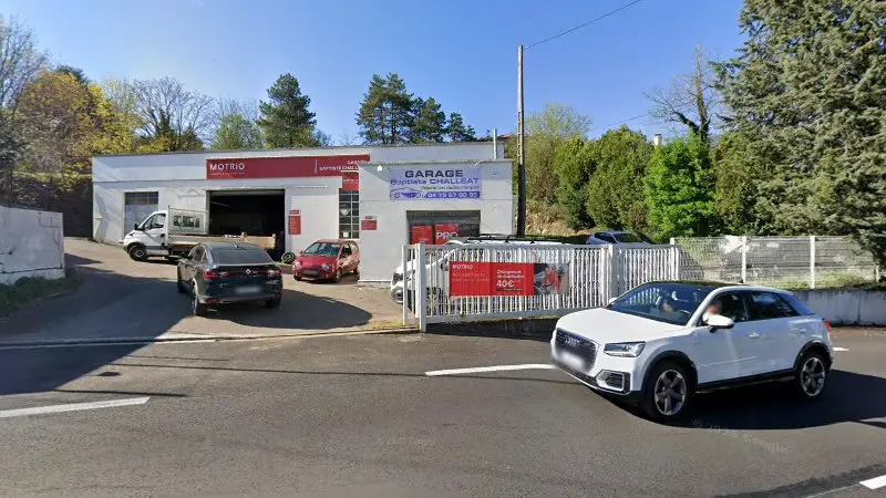 Vue de la rue devant Garage Challeat - Motrio, Roiffieux
