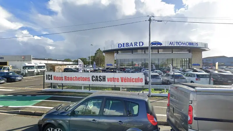 Vue de la rue devant Ets Petit Vehicules Industriels, Saint-Léger-de-Linières