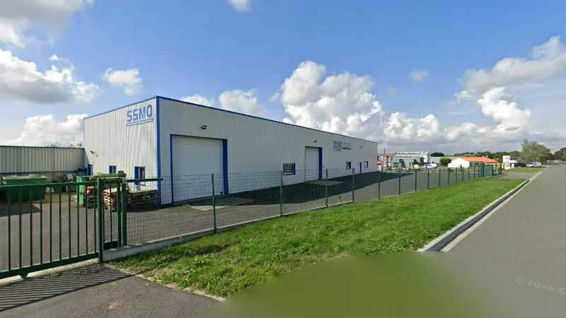 Vue de la rue devant Societe Salignaise De Mecanique Et Outillage, Bellevigny