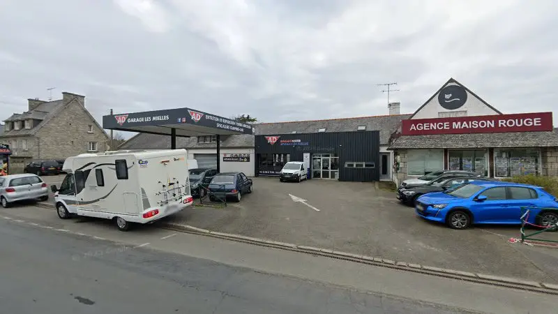 Vue de la rue devant Garage les Mielles / AD Expert, Saint-Cast-le-Guildo