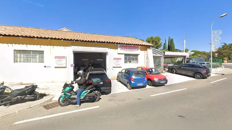 Vue de la rue devant Top Carrosserie, Sanary-sur-Mer