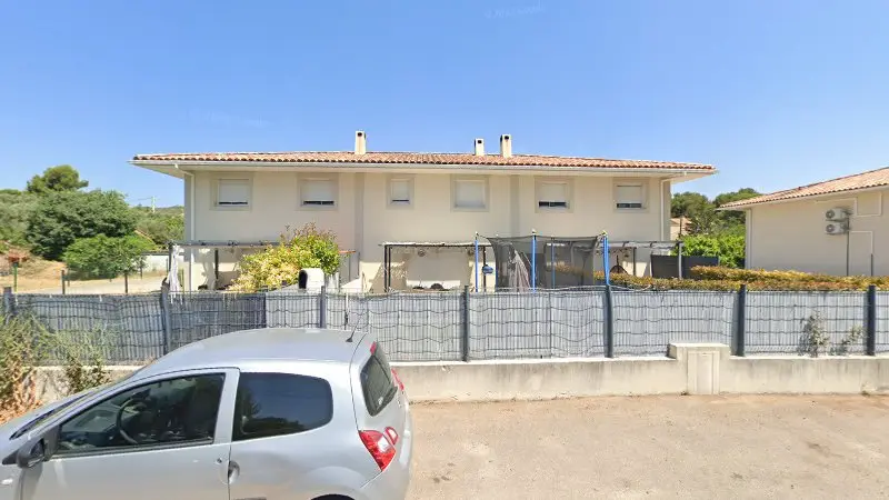 Vue de la rue devant RS3L AUTO, La Fare-les-Oliviers