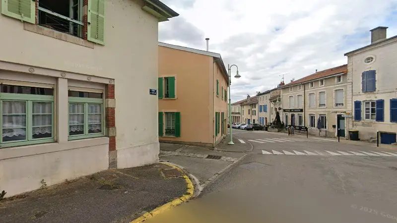 Vue de la rue devant Union Laitière de la Meuse, Sorcy-Saint-Martin