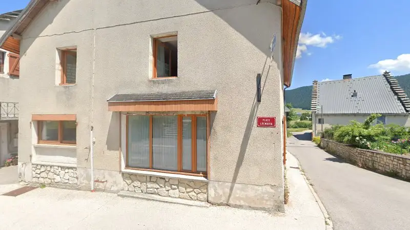 Vue de la rue devant Garage Rochas, Autrans-Méaudre en Vercors
