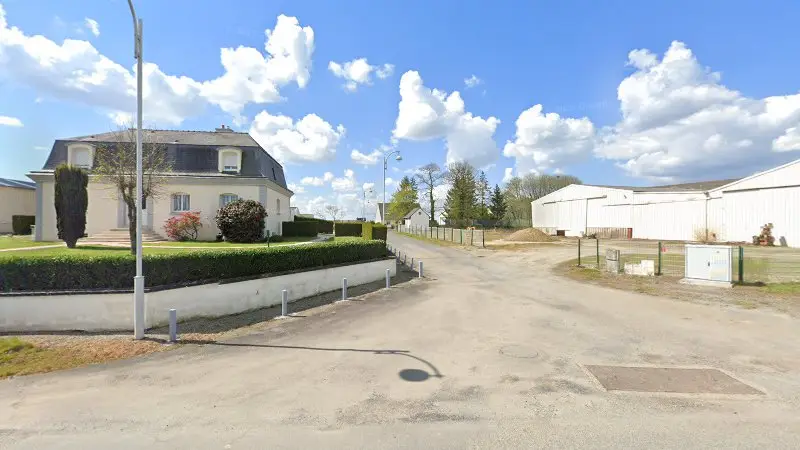 Vue de la rue devant GARAGE FREMONT, Pocé-les-Bois
