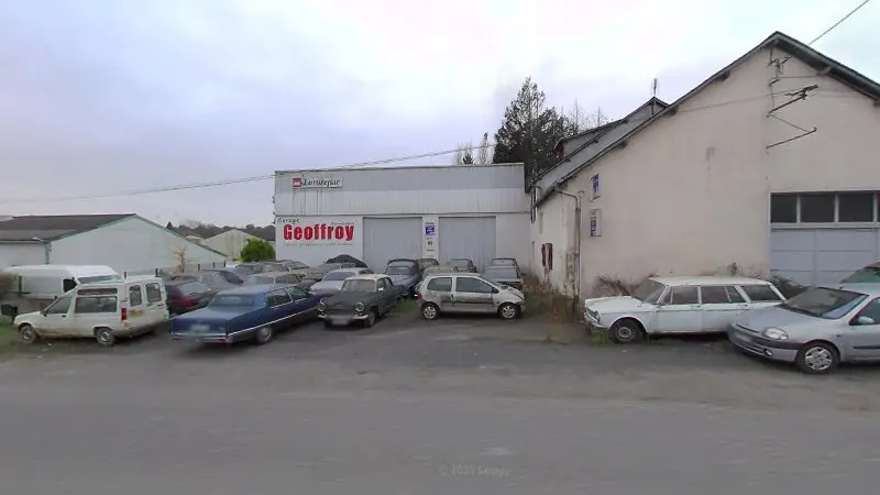 Vue de la rue devant Eurorepar Garage Geoffroy, Grez-en-Bouère