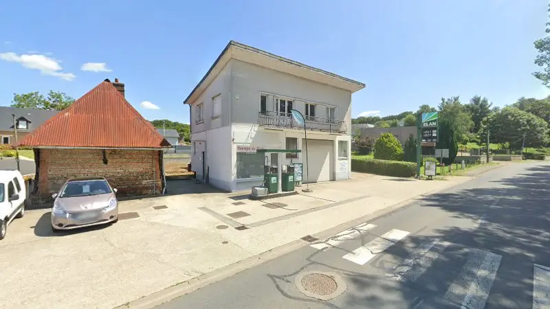 Vue de la rue devant Eurorepar Garage Du Stade, Grainville-la-Teinturière