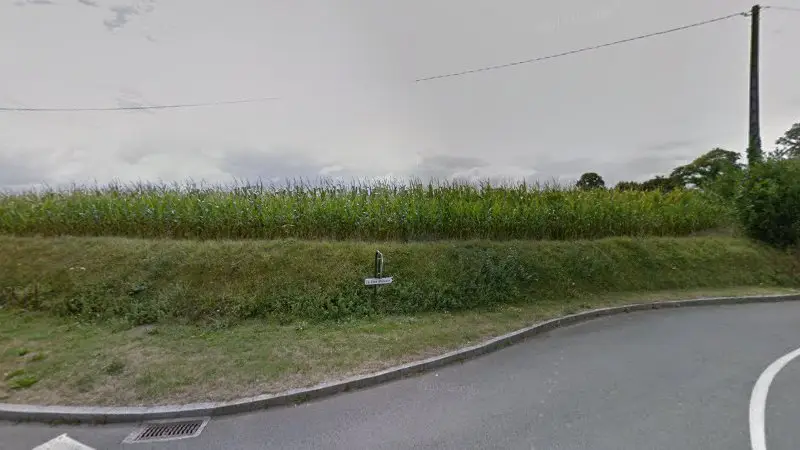 Vue de la rue devant Méhault Gabriel, Sens-de-Bretagne