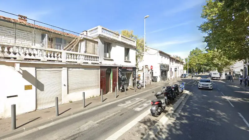 Vue de la rue devant G.M.S Moto Scooter, Marseille