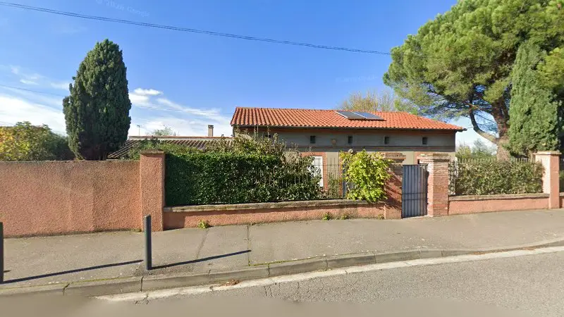 Vue de la rue devant voiture sans permis, Toulouse