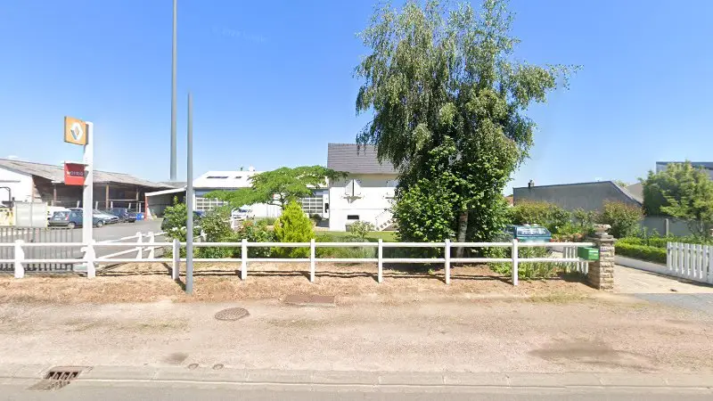 Vue de la rue devant Garage Jacquet et Fils - Motrio, Lurcy-Lévis