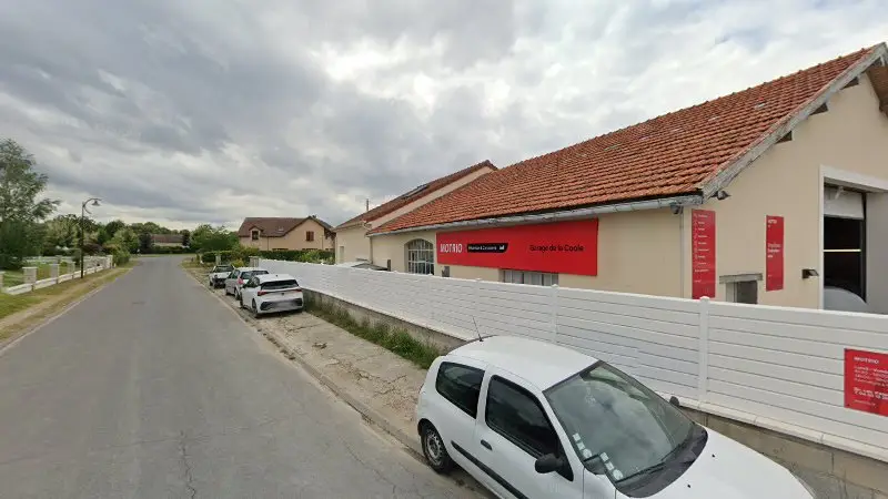 Vue de la rue devant Garage de la Coole, Nuisement-sur-Coole