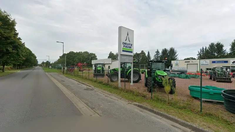 Vue de la rue devant Deutz Fahr, Le Dorat