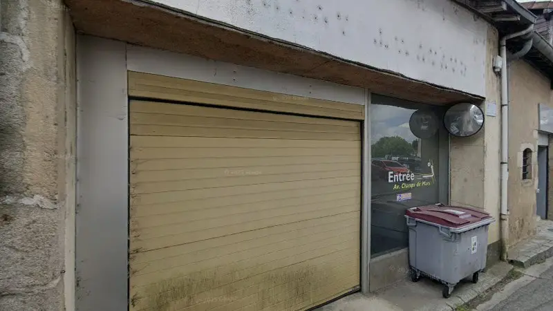 Vue de la rue devant Garage J.C. Ruaud, Saint-Léonard-de-Noblat