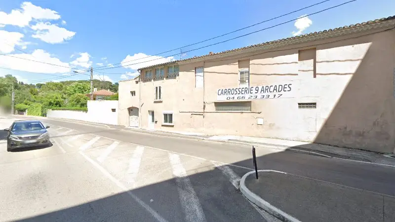 Vue de la rue devant Carrosserie 9 Arcades, Nîmes