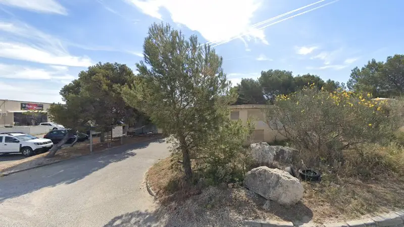 Vue de la rue devant Carrosserie 22, Châteauneuf-les-Martigues