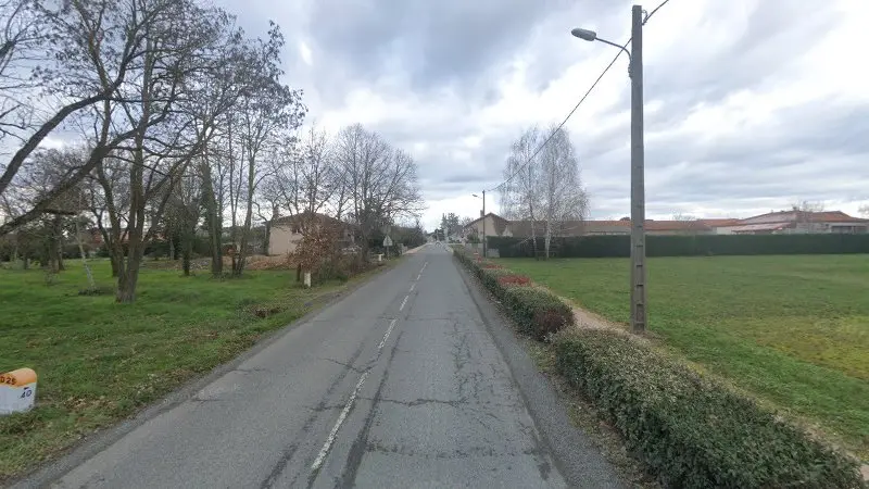 Vue de la rue devant Garage Pilote, Lescure-d'Albigeois