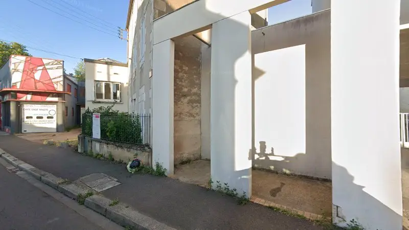 Vue de la rue devant Europ' Auto Vv, Nevers