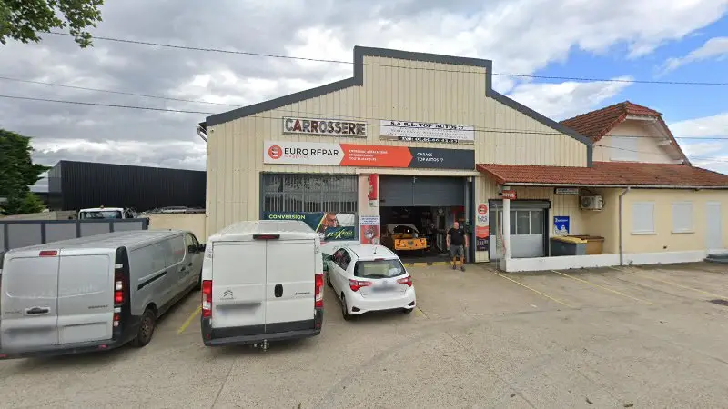 Vue de la rue devant Garage Eurorepar Top Autos 77, Villiers-en-Bière