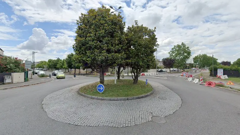 Vue de la rue devant PSM Occasion, Villeneuve-Tolosane