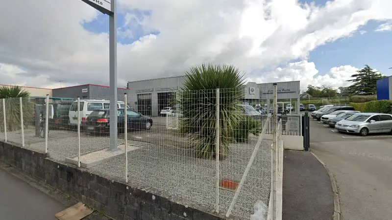Vue de la rue devant ARMORIC AUTO SARL Volkswagen, Concarneau