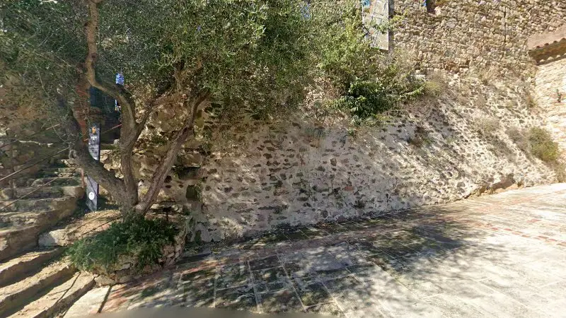 Vue de la rue devant AD Carrosserie & AD Garage Expert BOYER, Grimaud