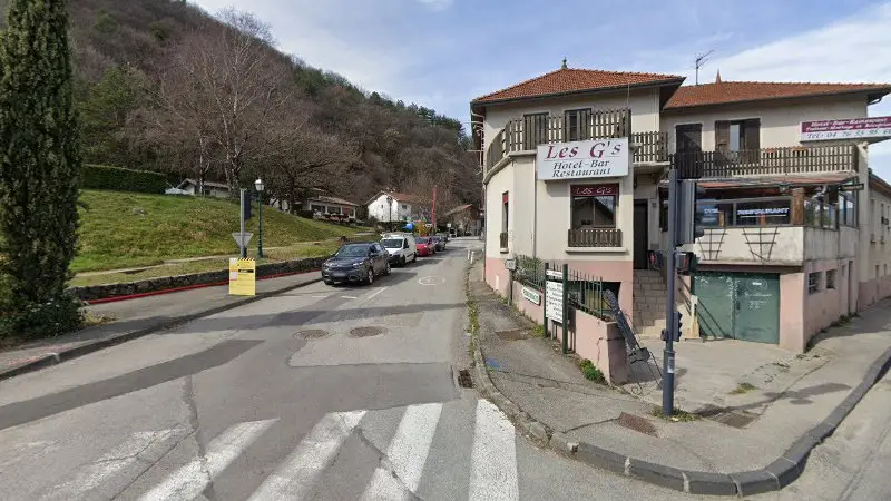 Vue de la rue devant TOP GARAGE - GAMA'SHOW, Noyarey