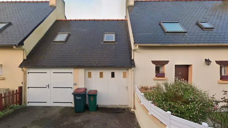 Vue de la rue devant Sos pare brise + Sainte Geneviève des bois, Brest