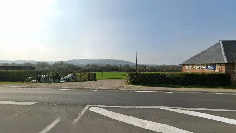 Vue de la rue devant Eau de jardin, Manneville-la-Pipard