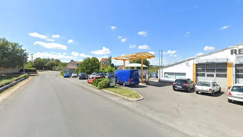 Vue de la rue devant Garage de la Boême renault, Mouthiers-sur-Boëme