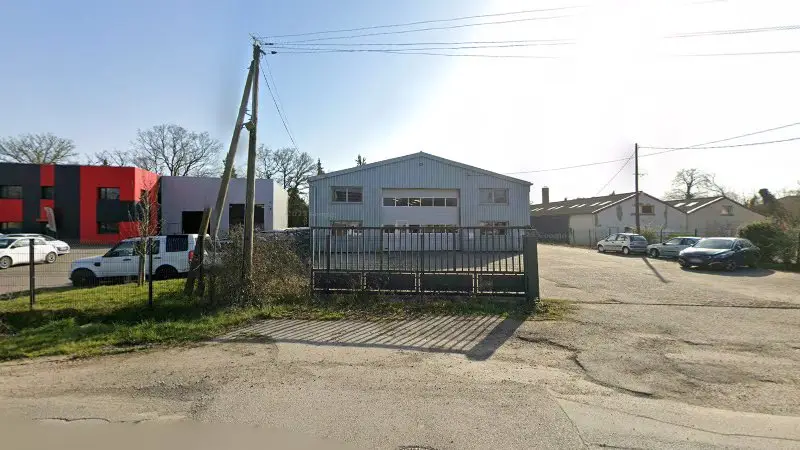 Vue de la rue devant MAD VOIRIE, Vern-sur-Seiche