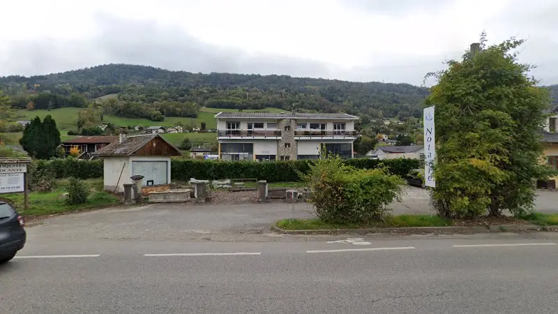 Vue de la rue devant Garage Auto Passion, Valgelon-La Rochette