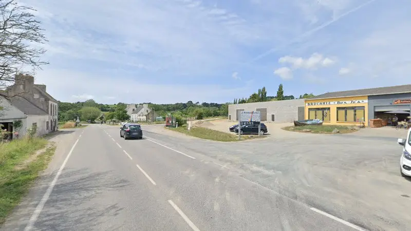Vue de la rue devant Autovision Pont-Croix - Contrôle Technique, Pont-Croix