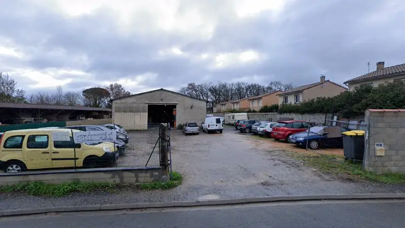 Vue de la rue devant Garage associatif et solidaire des Taillades, Le Sequestre