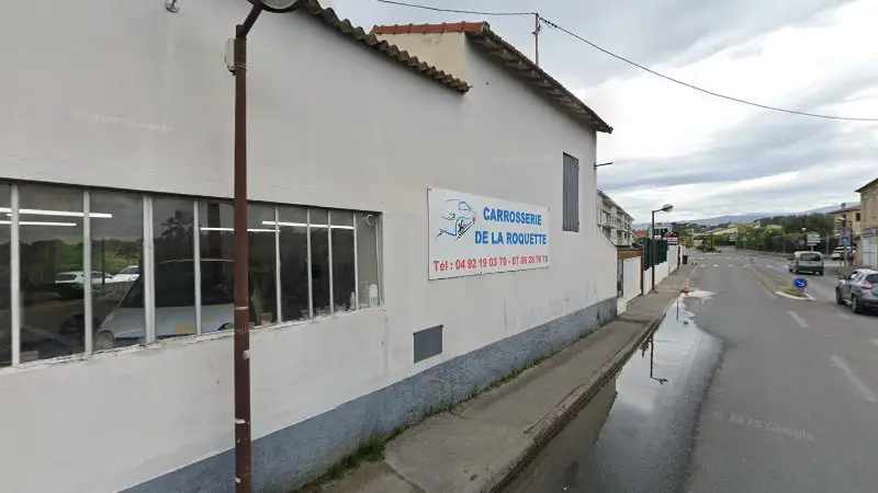Vue de la rue devant Carrosserie De La Roquette, La Roquette-sur-Siagne