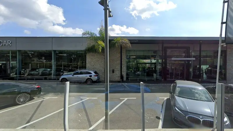 Vue de la rue devant Mitsubishi Motors Cannes, Le Cannet